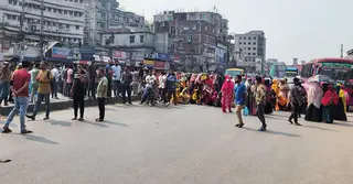 বকেয়া বেতনের দাবিতে গাজীপুরে শ্রমিকদের সড়ক অবরোধ